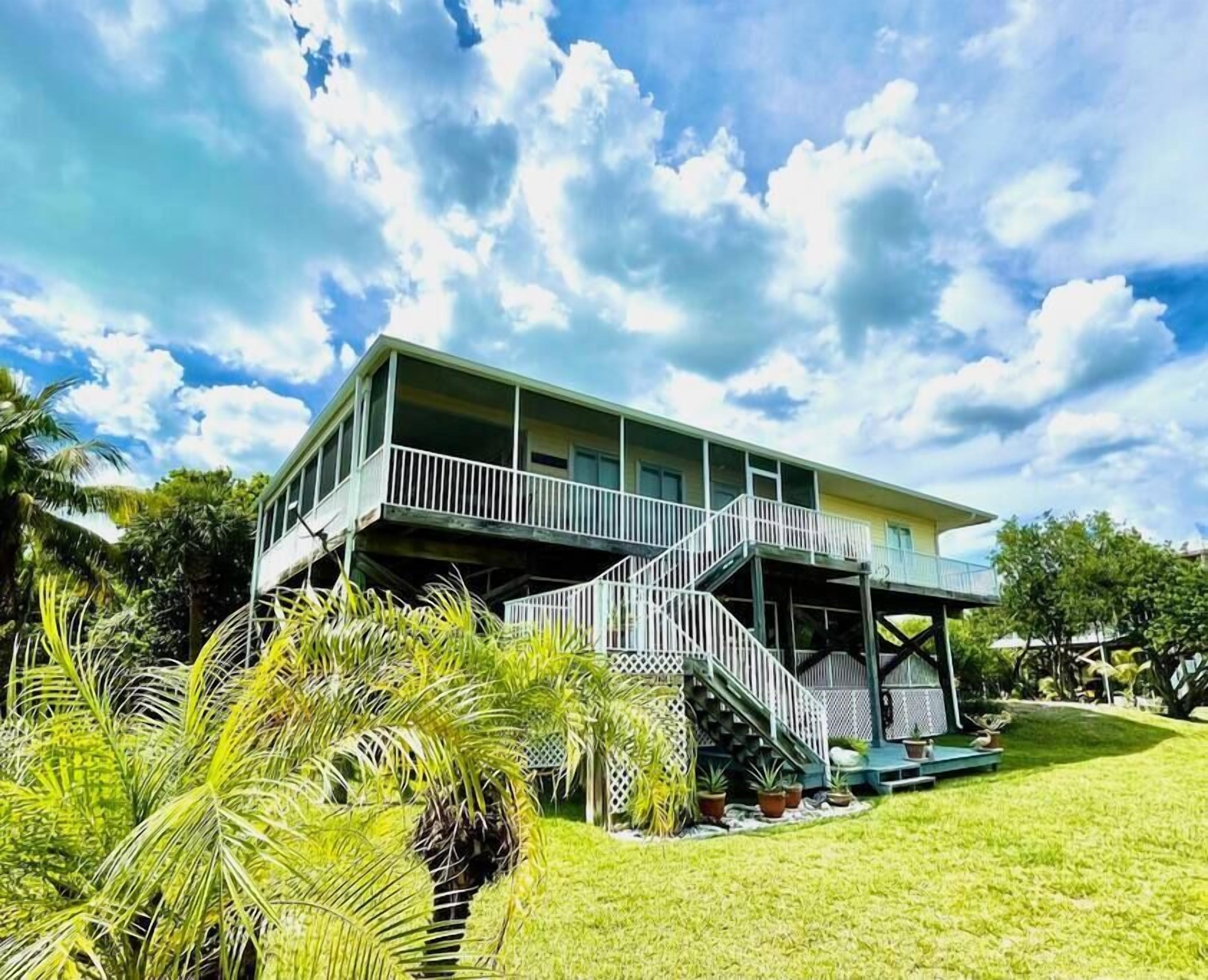 Almost Heaven:  Gulf views, outdoor living,  just steps to the beach!