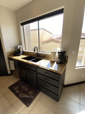 Coffee/tea maker, fridge, microwave, oven