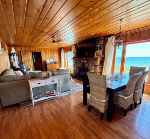 Smart TV, fireplace, books, music library - WATERFRONT 3 BED/3 BATH HOME LAKE HURON TAWAS MI SLEEPS 10 (Tawas City)