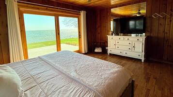 3 bedrooms, iron/ironing board, WiFi (free), bed sheets