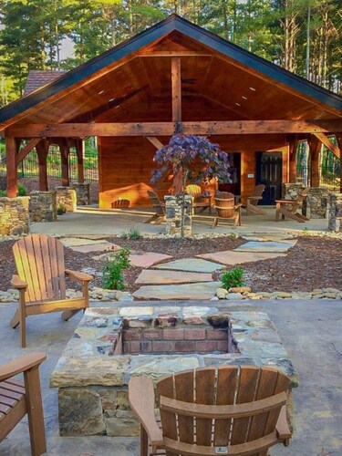 Lake James Country-style House - Deep Cove, Pool, Screen Porch, Kayaks & SUP!