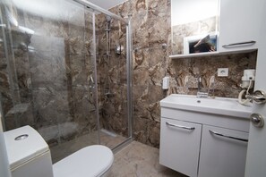 Deluxe Room, 1 Bedroom | Bathroom | Shower, free toiletries, hair dryer, towels - Alya Suit (Istanbul)