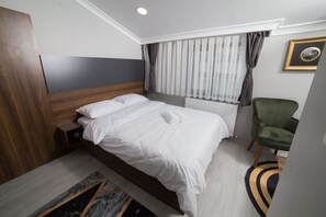 Studio Suite Deluxe | Trang trí khác biệt, bàn, khu vực làm việc phù hợp cho laptop 