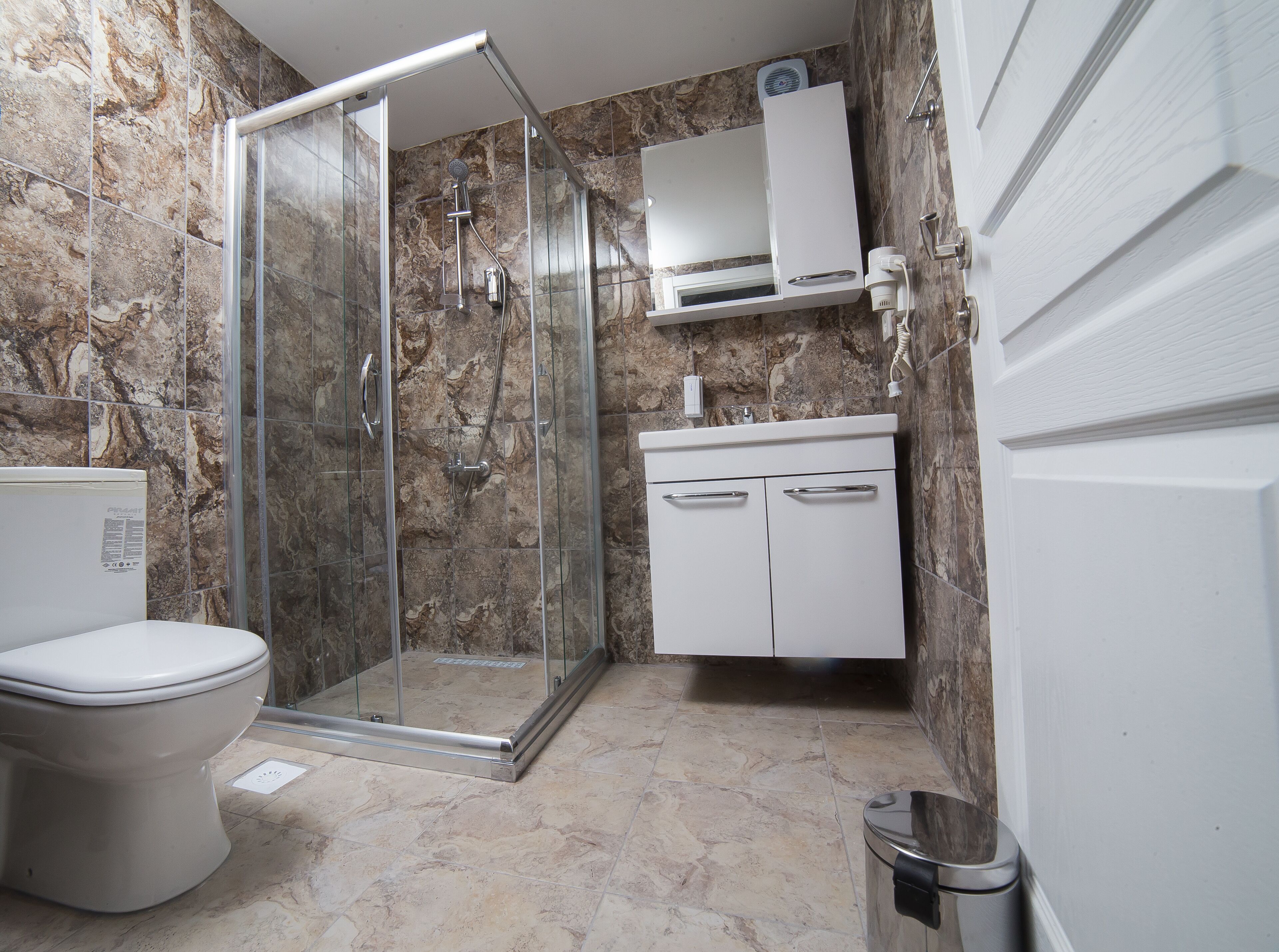 Suite Studio Deluxe | Salle de bain | Douche, articles de toilette gratuits, sèche-cheveux