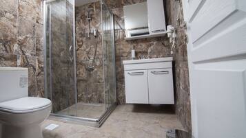 Suite Studio Deluxe | Salle de bain | Douche, articles de toilette gratuits, sèche-cheveux