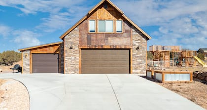 Custom Studio Apartment with Mountain Views and Garage Parking!
