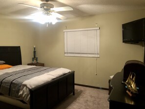 3 bedrooms, iron/ironing board, WiFi, bed sheets - NEW- PRIME LOCATION! (Lakeland)