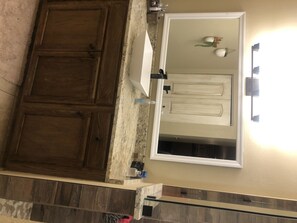 Combined shower/tub, hair dryer, towels