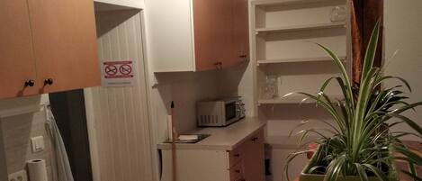 Wasserkocher mit Kaffee-/Teezubehör, Kühlschrank, Mikrowelle, Ofen
