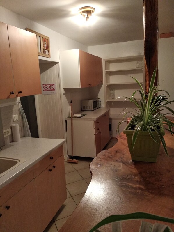 Een koelkast, een microgolfoven, een oven, een kookplaat