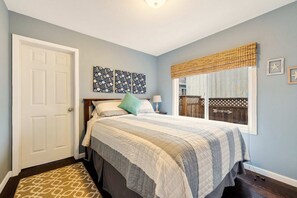 3 bedrooms, iron/ironing board, travel crib, free WiFi - Charming, lg beach home 5 blocks to sand/town, HOT TUB,  firepit,TV.Dog ok. (Rockaway Beach)