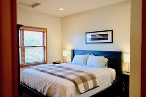 1 bedroom, desk, free WiFi, bed sheets -  Loft @ 420 on Chestnut (Mount Shasta)