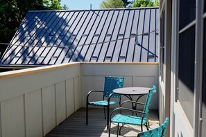 Outdoor dining -  Loft @ 420 on Chestnut (Mount Shasta)