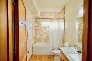 Combined shower/bathtub, jetted bath, hair dryer, towels
