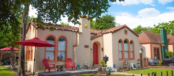 Historic 1927 Spanish Casita Minutes from our famous DT destinations. 