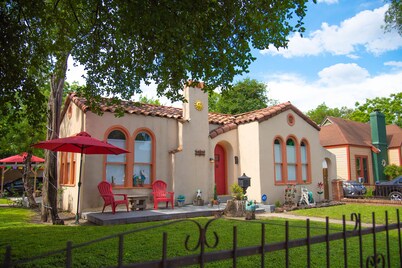 Historic 1927 Spanish Casita Minutes from our famous DT destinations.