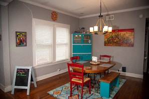 Dining - Historic 1927 Spanish Casita Minutes from our famous DT destinations.  (San Antonio)