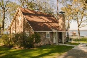 Exterior - Sunrise Shores - Waterfront Cottage sleeps 8. (Chandler)