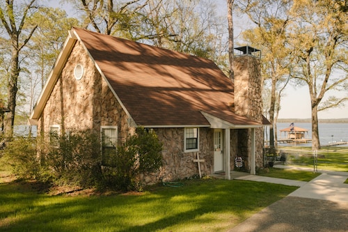 Sunrise Shores - Waterfront Cottage sleeps 8.