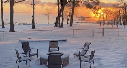 Sunrise Shores - Waterfront Cottage sleeps 8.