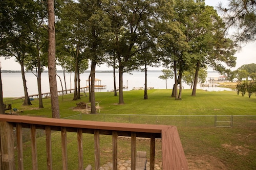 Sunrise Shores - Waterfront Cottage sleeps 8.  