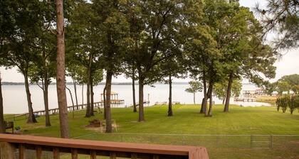 Sunrise Shores - Waterfront Cottage sleeps 8.