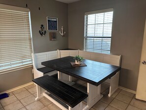 Dining - Sunrise Shores - Waterfront Cottage sleeps 8. (Chandler)