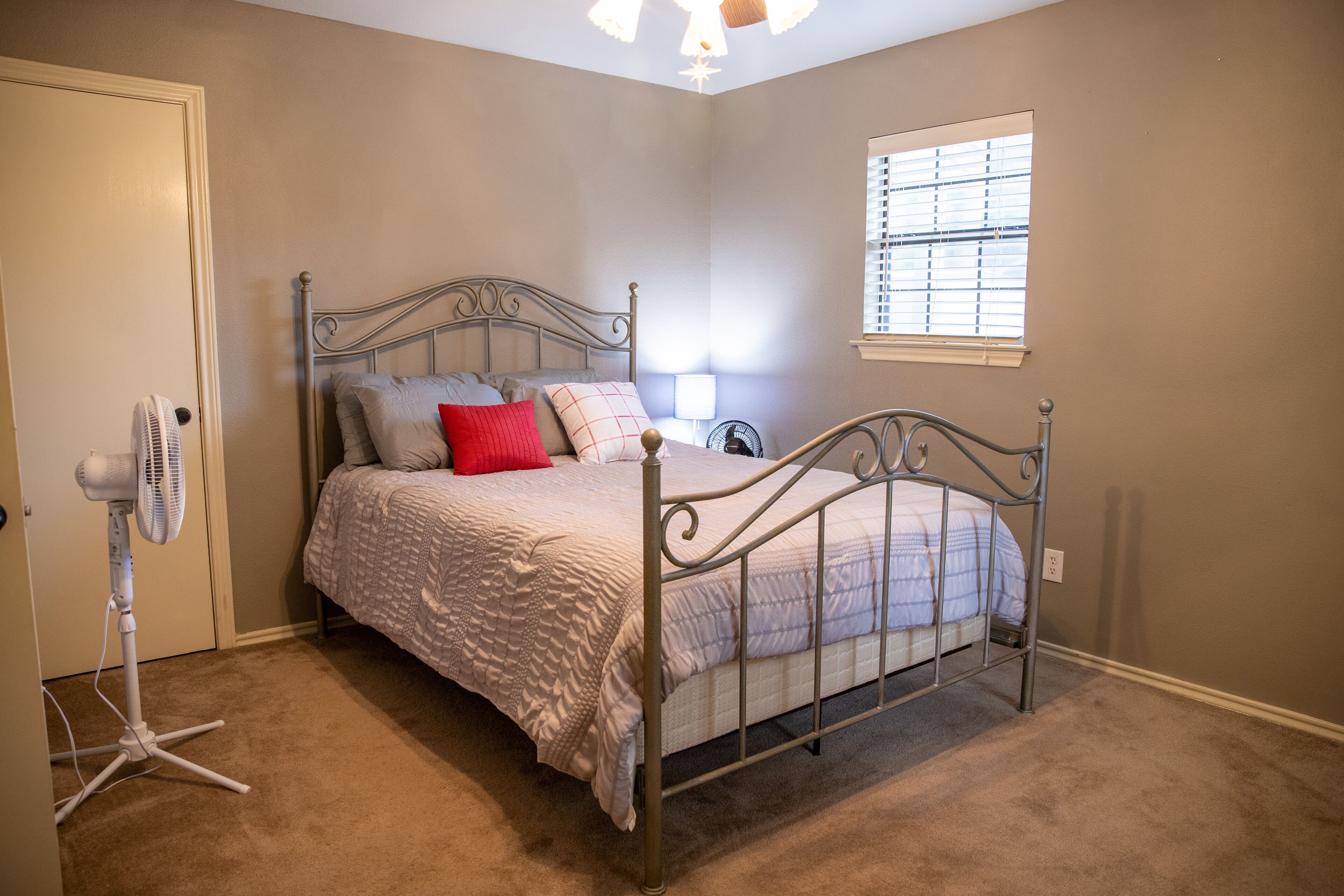 3 عدّة غرف نوم ومكواة/لوح كي وواي فاي مجانًا وملاءات أسرّة