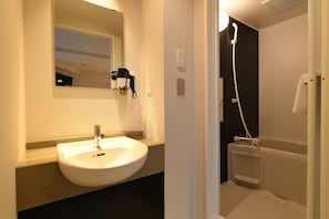 デラックス トリプルルーム 禁煙 | バスルーム | シャワー付き浴槽、バスアメニティ (無料)、ヘアドライヤー、スリッパ