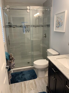 Doccia, asciugacapelli, asciugamani, carta igienica