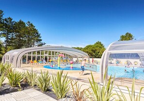 Innenpool, Außenpool, Rettungsschwimmer vor Ort