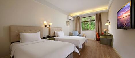 QinYuan Superior Twin Room | In-room safe, desk, blackout drapes, soundproofing