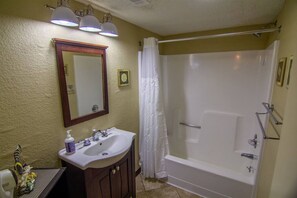 Suihkun ja ammeen yhdistelmä, hiustenkuivaaja, pyyhkeet