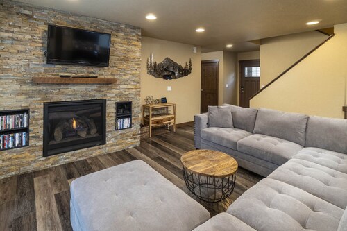 Family fun for all ages. Hot Tub, Bikes, Arcade, Private, Pets ok, SHARC, AC.