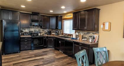 Family fun for all ages. Hot Tub, Bikes, Arcade, Private, Pets ok, SHARC, AC.