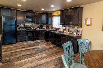 Family fun for all ages. Hot Tub, Bikes, Arcade, Private, Pets ok, SHARC, AC.