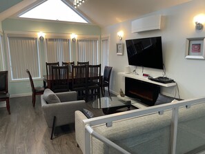 Téléviseur connecté, foyer, lecteur de DVD, livres