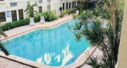 Delux Queen Room , 1 block to the Beach, TV, Pool, WiFi