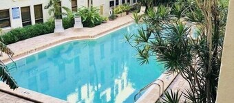 Delux Queen Room , 1 block to the Beach, TV, Pool, WiFi