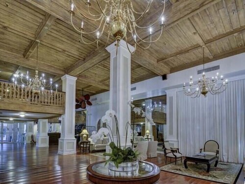 Delux Queen Room , 1 block to the Beach, TV, Pool, WiFi