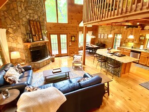 Televisie, een open haard en een tafeltennistafel