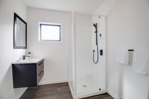 Shower, hair dryer, towels - Twin Camellias | Modern Lynmore Getaway (Rotorua)
