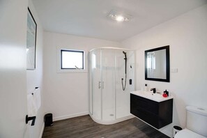 Een douche, een haardroger, handdoeken