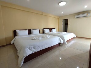 Escritorio, wifi gratis y ropa de cama