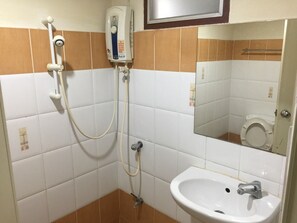 Standard-Doppelzimmer | Badezimmer | Dusche, Handtücher