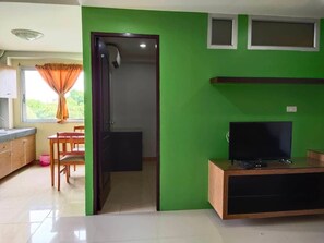 32-inch TV with satellite channels - Samkwan Town (Chonburi)