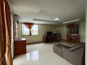 Family Room | Living area | 32-inch TV with satellite channels