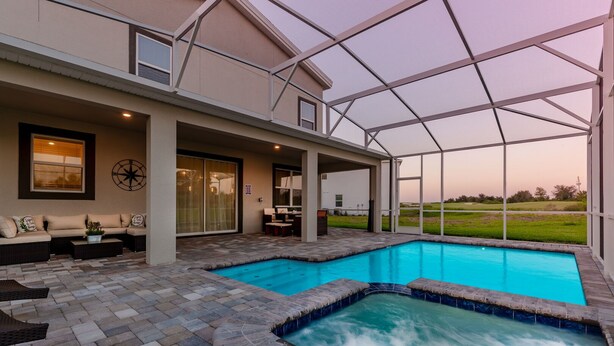 A heated pool - Luxury 8BR Champions Gate Villa Cinema & Pool (Davenport)
