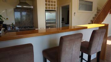 Réfrigérateur, four, lave-vaisselle, cafetiÚre/bouilloire