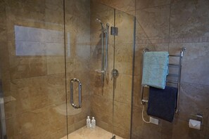 Dusche, Haartrockner, Handtücher, Seife